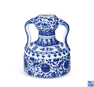 青花纏枝蓮紋環帶蒜頭瓶