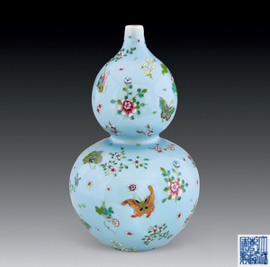 粉彩天藍釉地彩蝶花卉葫蘆瓶