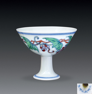 鬥彩葡萄紋高足杯